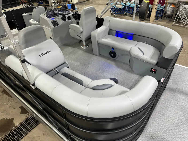 Slide: The Image of Bentley Pontoons Fish 200 Center Walkthrough & Honda 4-Stroke EFI 2025 - 5