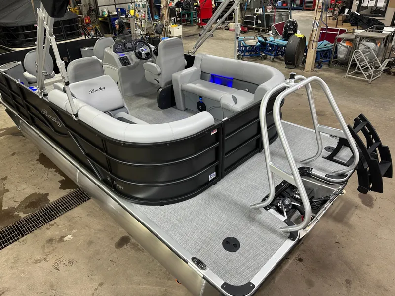 Slide: The Image of Bentley Pontoons Fish 200 Center Walkthrough & Honda 4-Stroke EFI 2025 - 53