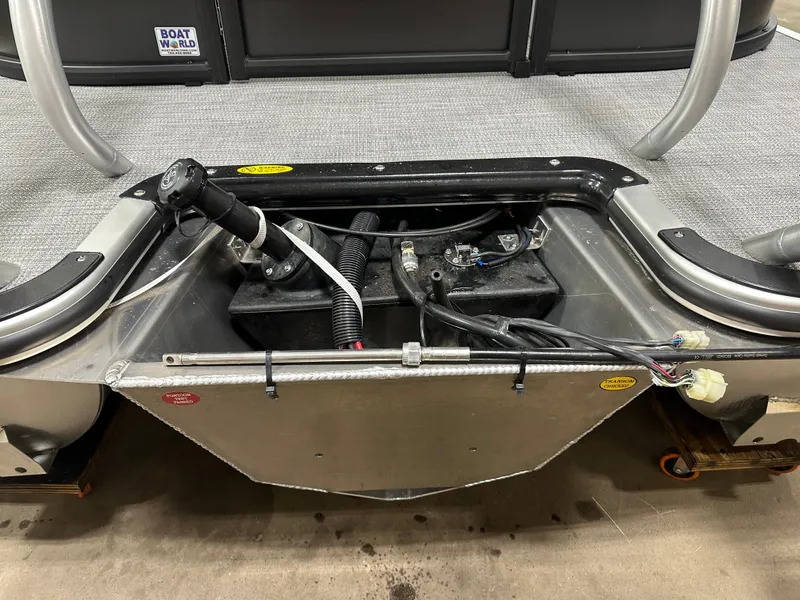 Slide: The Image of Bentley Pontoons Fish 200 Center Walkthrough & Honda 4-Stroke EFI 2025 - 55