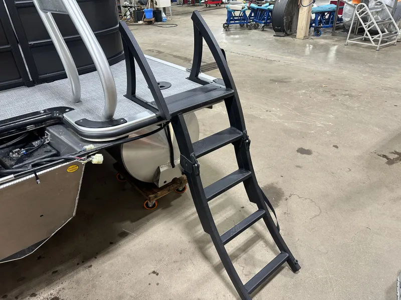 Slide: The Image of Bentley Pontoons Fish 200 Center Walkthrough & Honda 4-Stroke EFI 2025 - 58