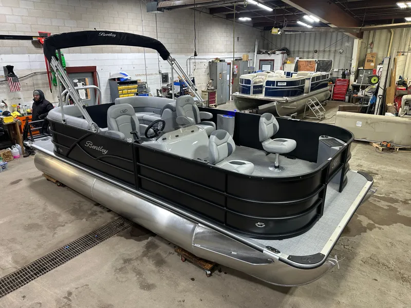 Slide: The Image of Bentley Pontoons Fish 200 Center Walkthrough & Honda 4-Stroke EFI 2025 - 61