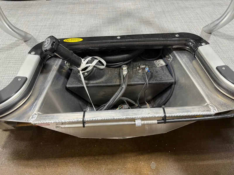 Slide: The Image of Bentley Pontoons Legacy 220 Navigator Quad Lounge & Honda 4-Stroke EFI 2025 - 37