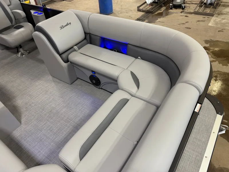 Slide: The Image of Bentley Pontoons Legacy 220 Navigator Quad Lounge & Honda 4-Stroke EFI 2025 - 9