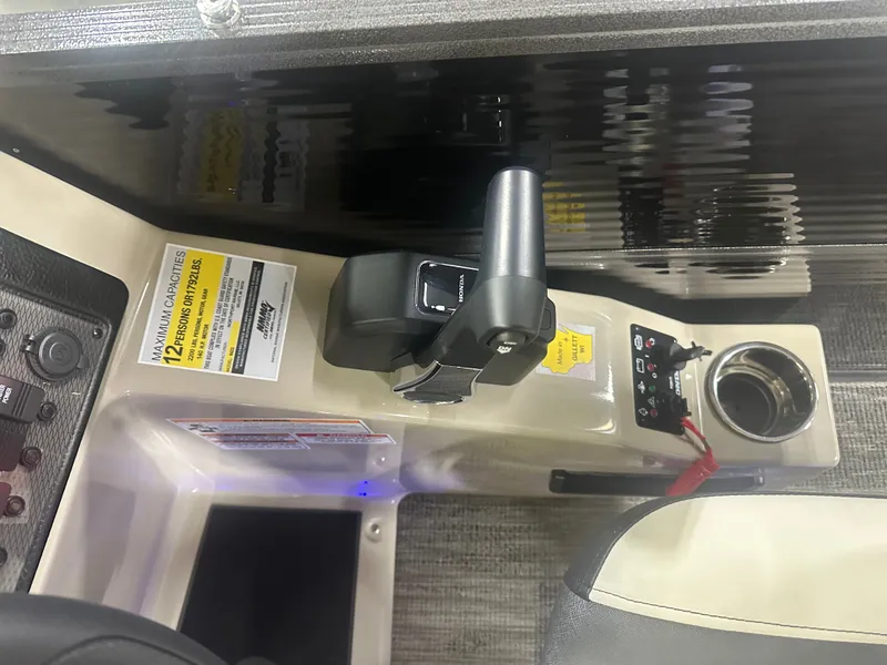 Slide: The Image of Montego Bay 8522 Fish & Cruise Deluxe Pontoon & Honda 4-Stroke EFI 2025 - 14