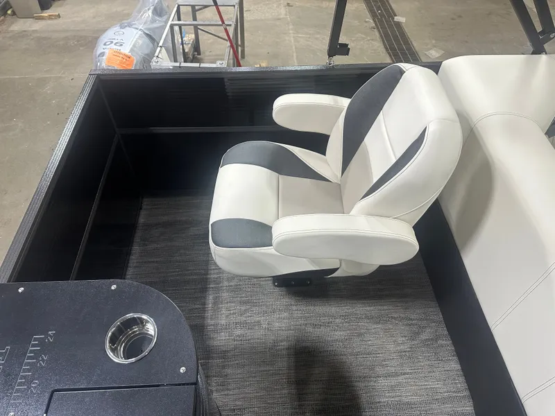 Slide: The Image of Montego Bay 8522 Fish & Cruise Deluxe Pontoon & Honda 4-Stroke EFI 2025 - 16