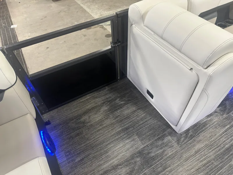 Slide: The Image of Montego Bay 8522 Fish & Cruise Deluxe Pontoon & Honda 4-Stroke EFI 2025 - 24