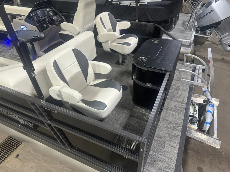 Slide: The Image of Montego Bay 8522 Fish & Cruise Deluxe Pontoon & Honda 4-Stroke EFI 2025 - 4