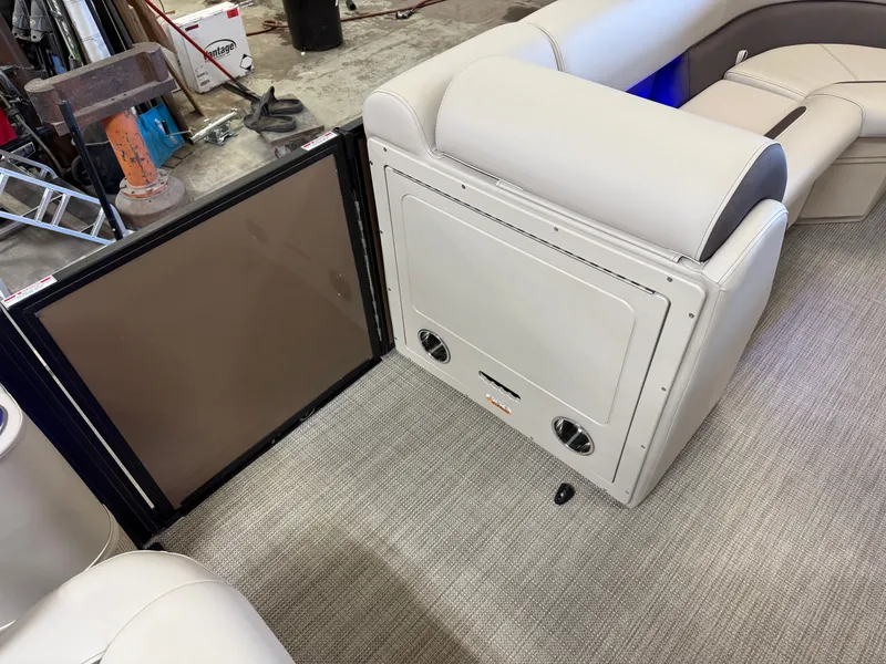 Slide: The Image of Bentley Pontoons Legacy 223 Swingback Tritoon & Honda 4-Stroke EFI 2025 - 30