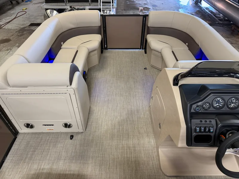 Slide: The Image of Bentley Pontoons Legacy 223 Swingback Tritoon & Honda 4-Stroke EFI 2025 - 34