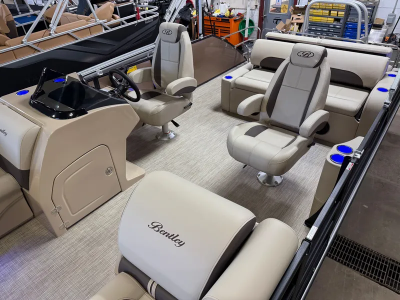 Slide: The Image of Bentley Pontoons Legacy 223 Swingback Tritoon & Honda 4-Stroke EFI 2025 - 4