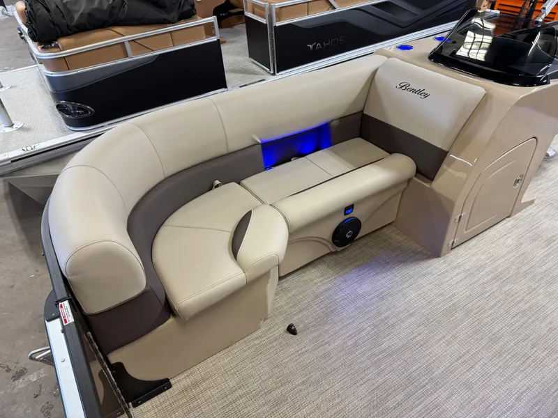 Slide: The Image of Bentley Pontoons Legacy 223 Swingback Tritoon & Honda 4-Stroke EFI 2025 - 9