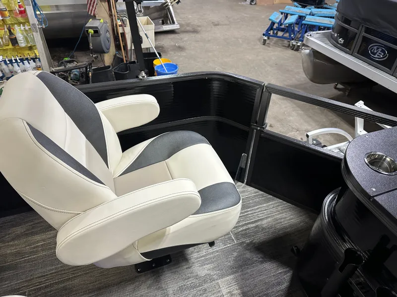 Slide: The Image of Montego Bay 150HP Fish & Cruise 8522 Tritoon 2025 - 21