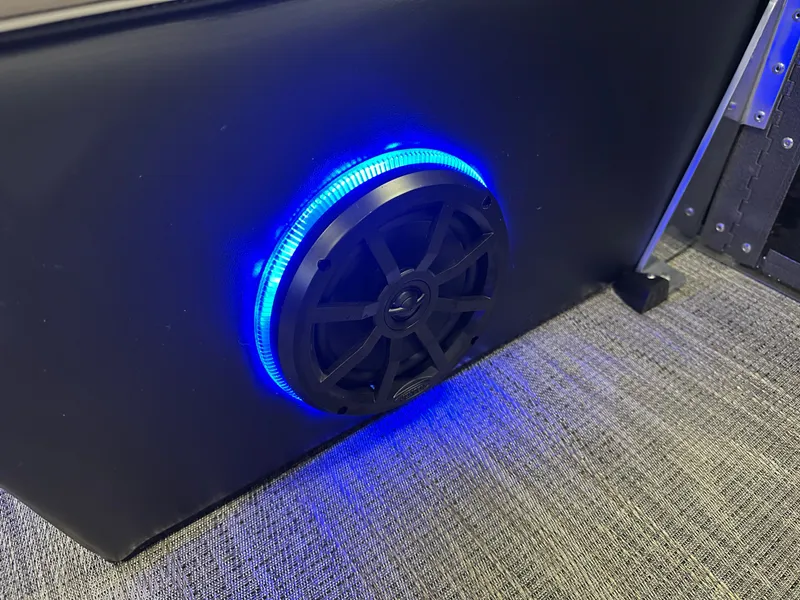 Slide: The Image of Montego Bay 150HP Fish & Cruise 8522 Tritoon 2025 - 28