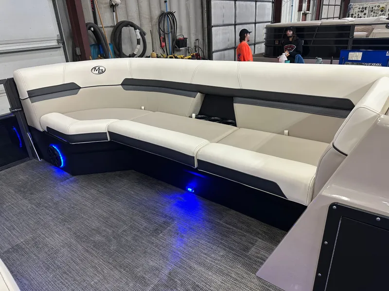 Slide: The Image of Montego Bay 8522 Fish & Cruise Tritoon & Honda 150HP 4-Stroke EFI 2025 - 30