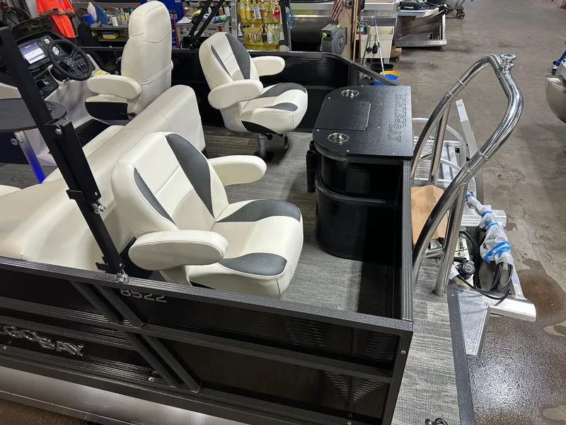 Slide: The Image of Montego Bay 8522 Fish & Cruise Tritoon & Honda 150HP 4-Stroke EFI 2025 - 4