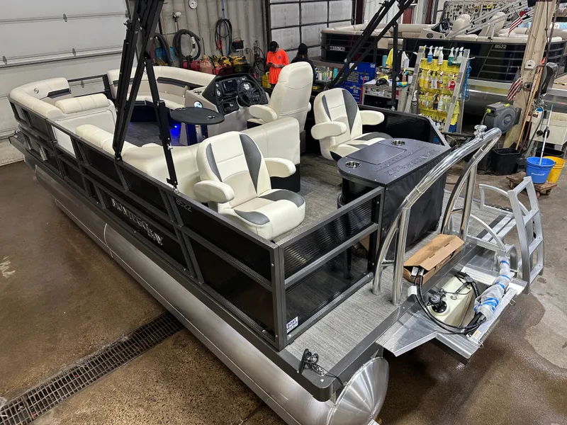 Slide: The Image of Montego Bay 8522 Fish & Cruise Tritoon & Honda 150HP 4-Stroke EFI 2025 - 5