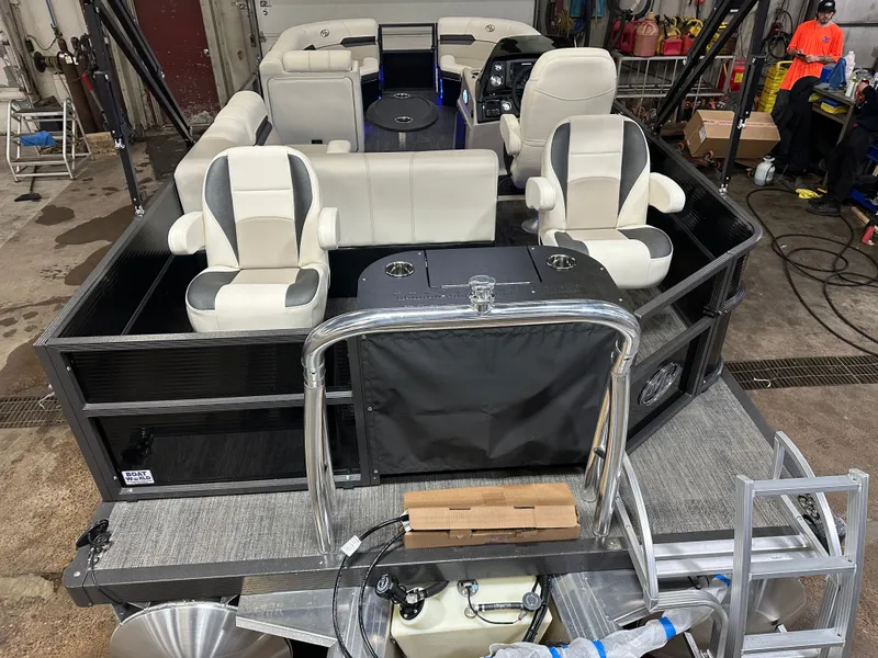 Slide: The Image of Montego Bay 8522 Fish & Cruise Tritoon & Honda 150HP 4-Stroke EFI 2025 - 6