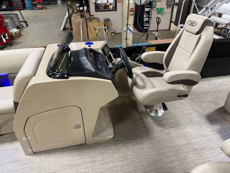 Slide: The Image of Bentley Pontoons Legacy 223 Swingback Tritoon & Honda 4-Stroke EFI 2025 - 11