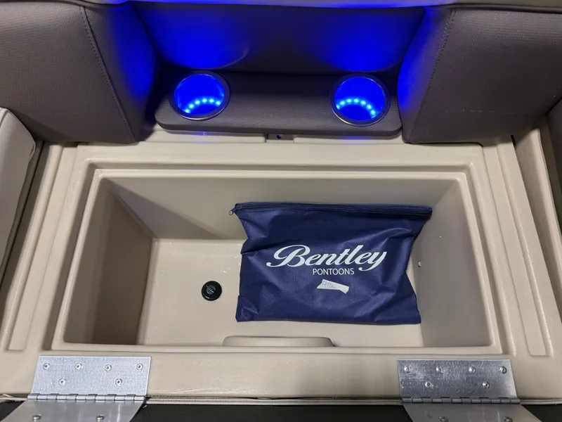 Slide: The Image of Bentley Pontoons Legacy 223 Swingback Tritoon & Honda 4-Stroke EFI 2025 - 33