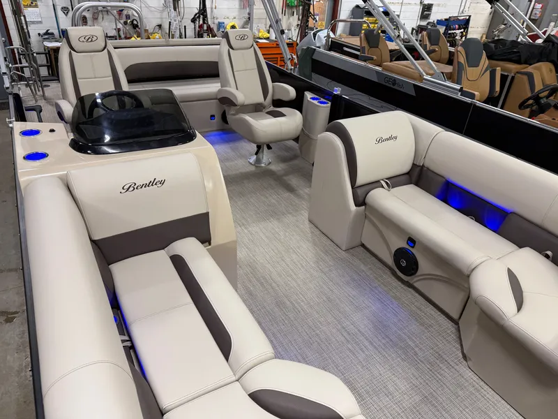 Slide: The Image of Bentley Pontoons Legacy 223 Swingback Tritoon & Honda 4-Stroke EFI 2025 - 37