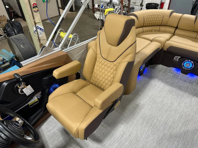 Slide: The Image of Tahoe Cascade 2385 Elite Cruise Tritoon & Honda 4-Stroke EFI 2025 - 11