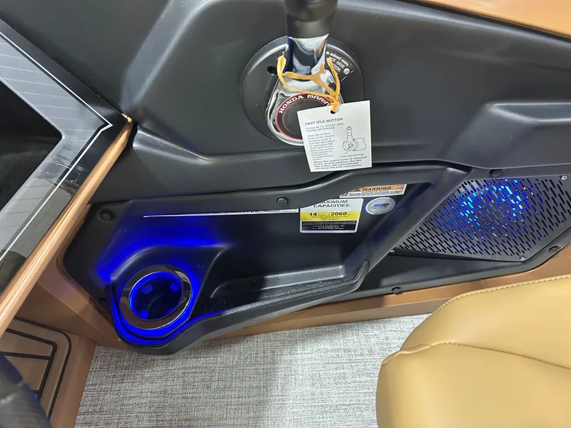 Slide: The Image of Tahoe Cascade 2385 Elite Cruise Tritoon & Honda 4-Stroke EFI 2025 - 17