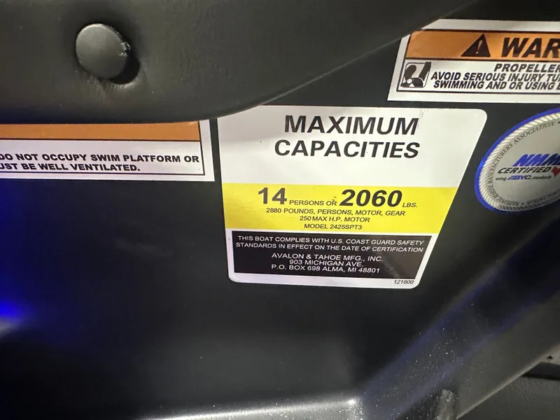 Slide: The Image of Tahoe Cascade 2385 Elite Cruise Tritoon & Honda 4-Stroke EFI 2025 - 18