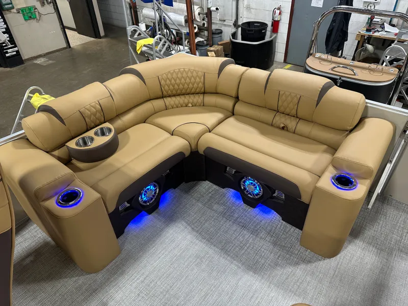 Slide: The Image of Tahoe Cascade 2385 Elite Cruise Tritoon & Honda 4-Stroke EFI 2025 - 20