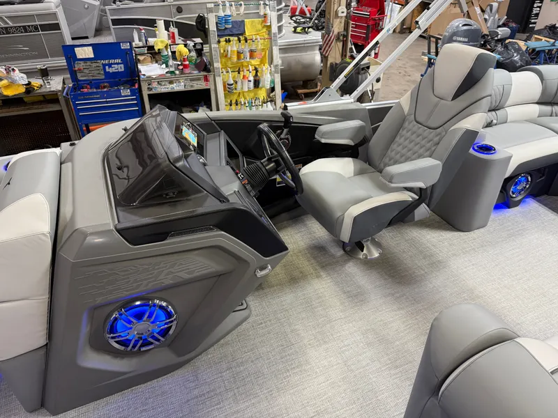 Slide: The Image of Tahoe Cascade 2385 Elite Cruise Tritoon & Honda 4-Stroke EFI 2025 - 11