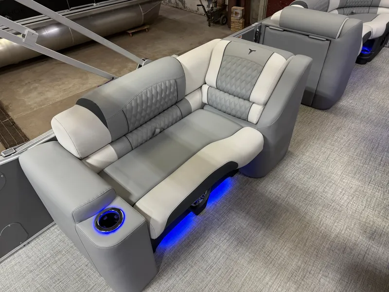 Slide: The Image of Tahoe Cascade 2385 Elite Cruise Tritoon & Honda 4-Stroke EFI 2025 - 20