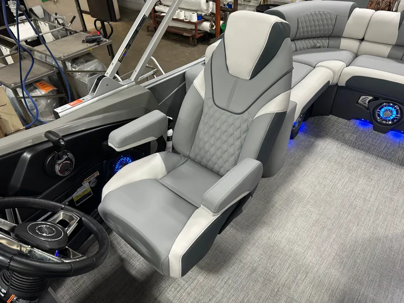 Slide: The Image of Tahoe Cascade 2385 Elite Cruise Tritoon & Honda 4-Stroke EFI 2025 - 13