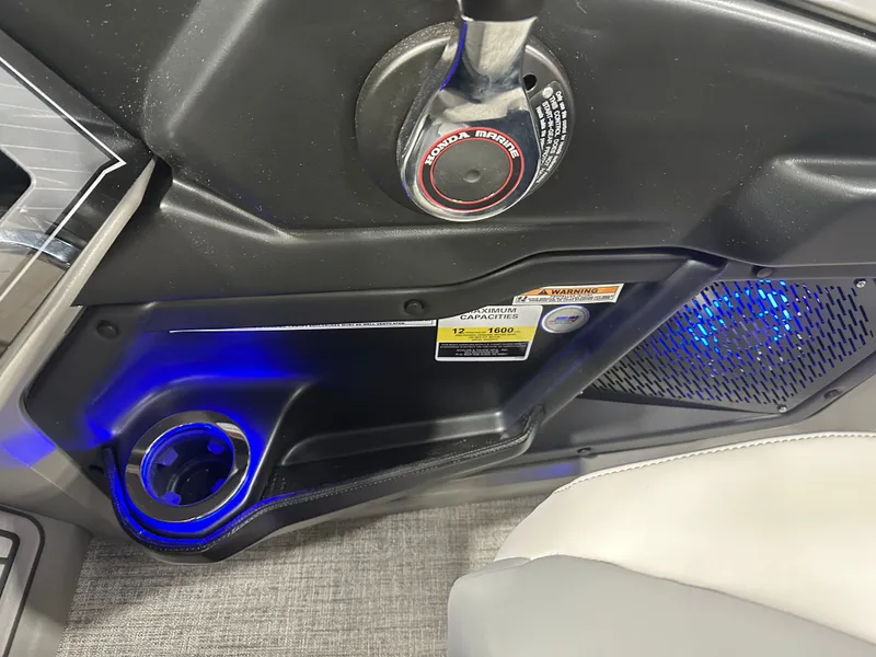 Slide: The Image of Tahoe Cascade 2385 Elite Cruise Tritoon & Honda 4-Stroke EFI 2025 - 19