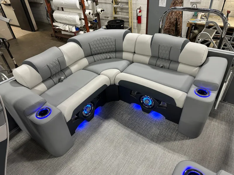 Slide: The Image of Tahoe Cascade 2385 Elite Cruise Tritoon & Honda 4-Stroke EFI 2025 - 21