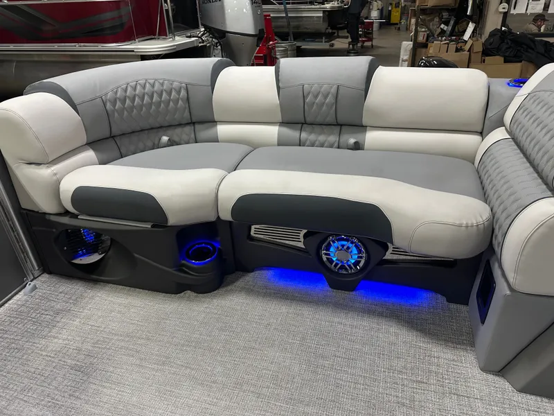 Slide: The Image of Tahoe Cascade 2385 Elite Cruise Tritoon & Honda 4-Stroke EFI 2025 - 31