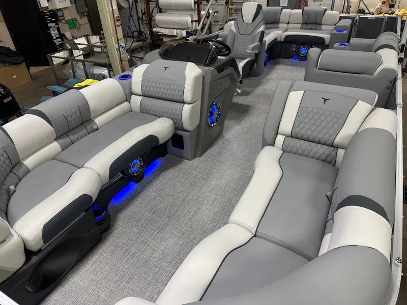 Slide: The Image of Tahoe Cascade 2385 Elite Cruise Tritoon & Honda 4-Stroke EFI 2025 - 33