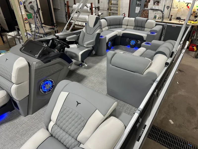 Slide: The Image of Tahoe Cascade 2385 Elite Cruise Tritoon & Honda 4-Stroke EFI 2025 - 4