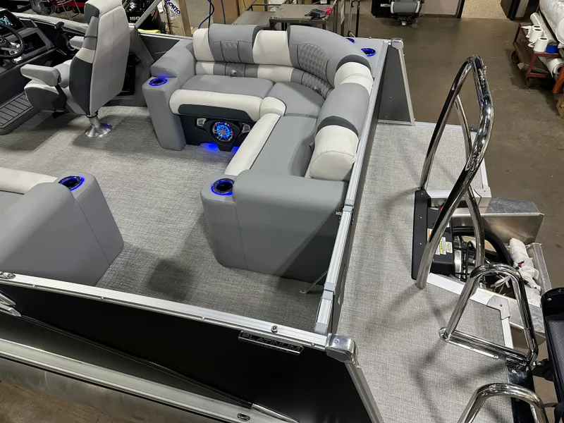 Slide: The Image of Tahoe Cascade 2385 Elite Cruise Tritoon & Honda 4-Stroke EFI 2025 - 6