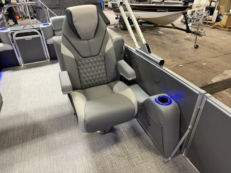Slide: The Image of Tahoe Cascade 2385 Quad Lounge Tritoon & Honda 4-Stroke EFI 2025 - 10