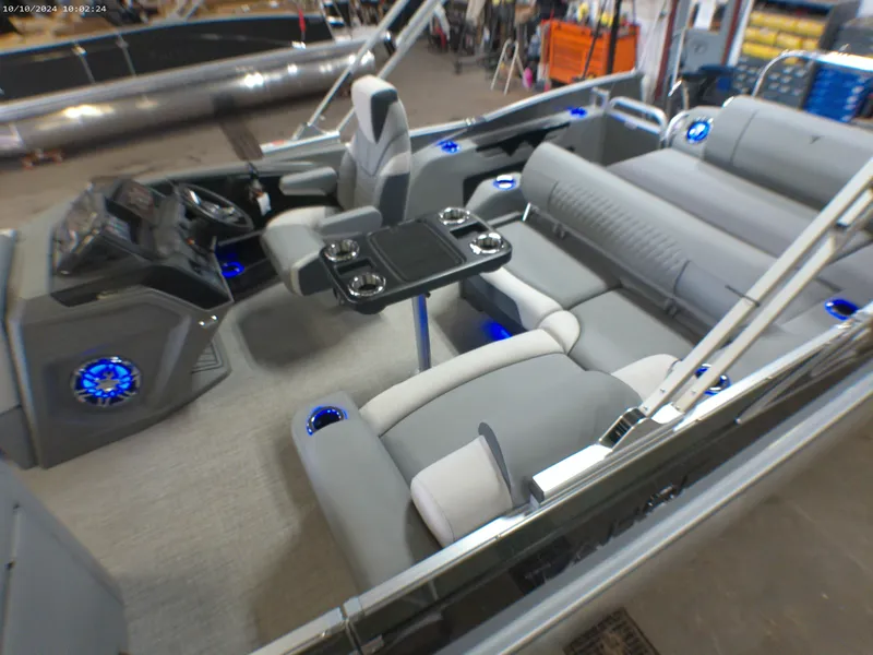 Slide: The Image of Tahoe Cascade 2385 Swingback Tritoon & 225HP 4-Stroke EFI 2025 - 4