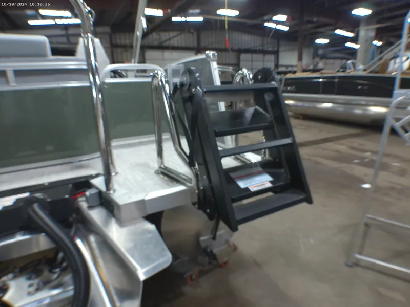 Slide: The Image of Tahoe Cascade 2385 Swingback Tritoon & 225HP 4-Stroke EFI 2025 - 47