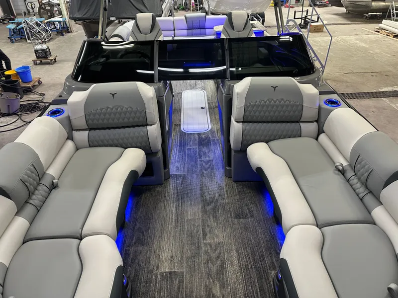 Slide: The Image of Tahoe Cascade 2585 Elite Windshield Tritoon & 250HP 4-Stroke 2025 - 10