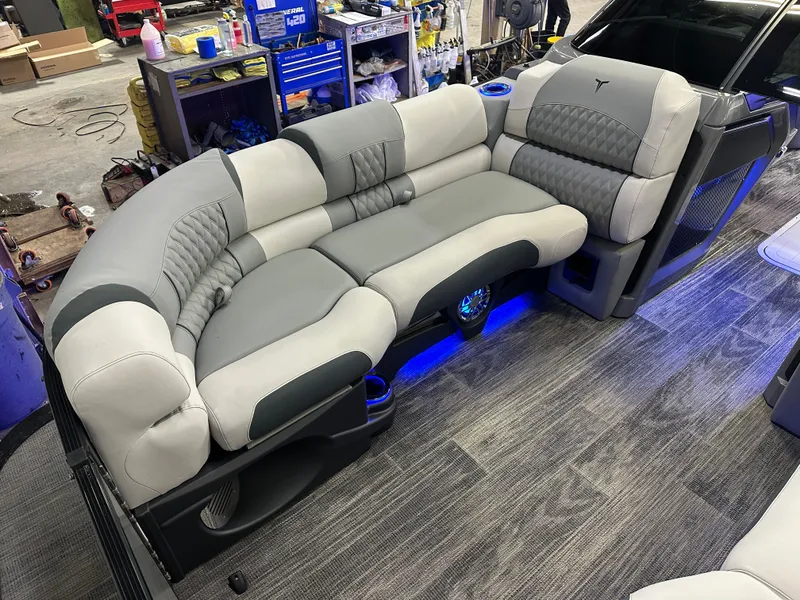 Slide: The Image of Tahoe Cascade 2585 Elite Windshield Tritoon & 250HP 4-Stroke 2025 - 11