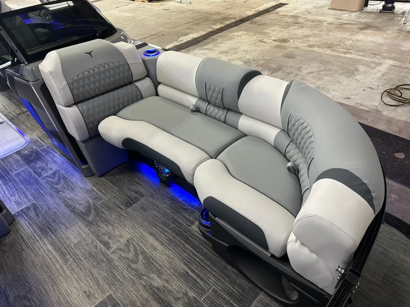 Slide: The Image of Tahoe Cascade 2585 Elite Windshield Tritoon & 250HP 4-Stroke 2025 - 12