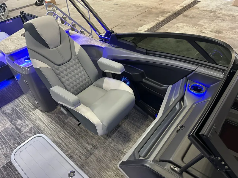 Slide: The Image of Tahoe Cascade 2585 Elite Windshield Tritoon & 250HP 4-Stroke 2025 - 13