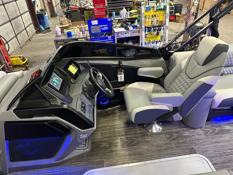 Slide: The Image of Tahoe Cascade 2585 Elite Windshield Tritoon & 250HP 4-Stroke 2025 - 14