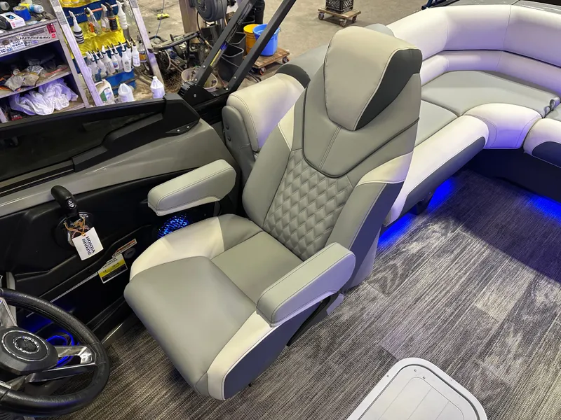 Slide: The Image of Tahoe Cascade 2585 Elite Windshield Tritoon & 250HP 4-Stroke 2025 - 15