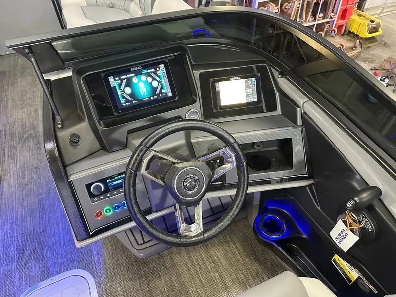 Slide: The Image of Tahoe Cascade 2585 Elite Windshield Tritoon & 250HP 4-Stroke 2025 - 16