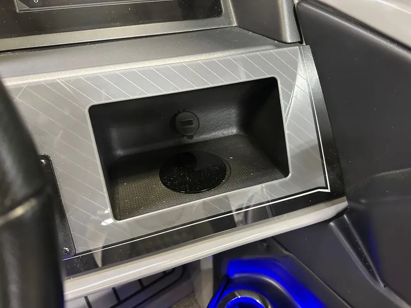 Slide: The Image of Tahoe Cascade 2585 Elite Windshield Tritoon & 250HP 4-Stroke 2025 - 20