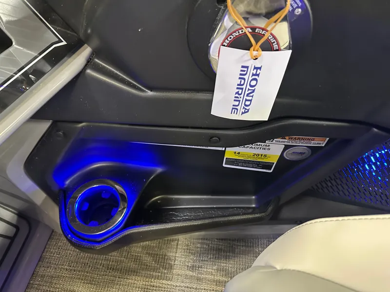 Slide: The Image of Tahoe Cascade 2585 Elite Windshield Tritoon & 250HP 4-Stroke 2025 - 21