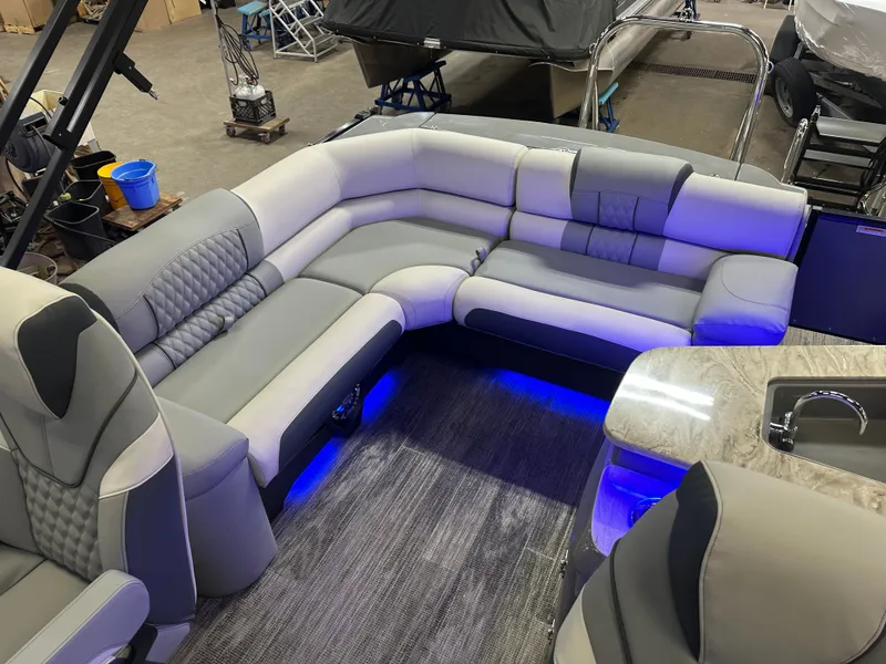 Slide: The Image of Tahoe Cascade 2585 Elite Windshield Tritoon & 250HP 4-Stroke 2025 - 23